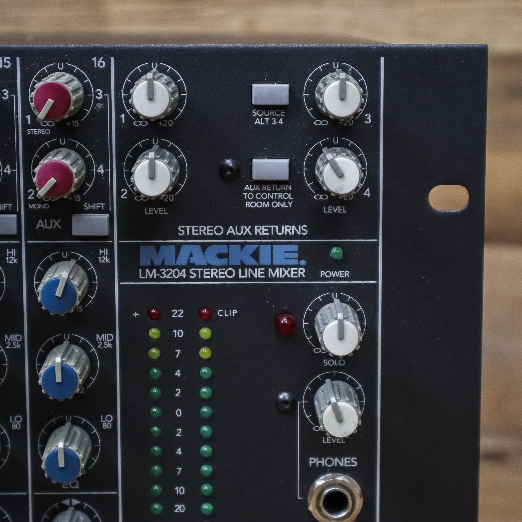 Mackie LM-3204 16-Channel Analog Rackmount Mixing Console – Pixel